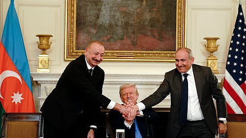 O presidente do Azerbaijão, Ilham Aliyev, o presidente dos EUA, Donald Trump, e o primeiro-ministro da Arménia, Nikol Pashinyan, dão as mãos após assinatura de acordo de paz entre os dois países do Cáucaso na Casa Branca