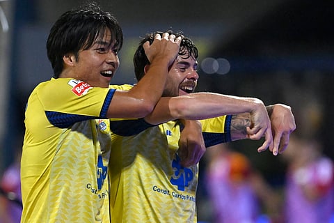 Os jogadores do Arouca Alfonso Trezza (direita) e Taichi Fukui festejam o golo inaugural