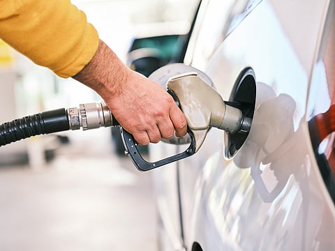 Em Portugal, é o cliente quem abastece o próprio carro.