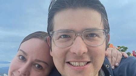 A mulher do senador divulgou a notícia nas redes sociais, partilhando uma foto de ambos.
