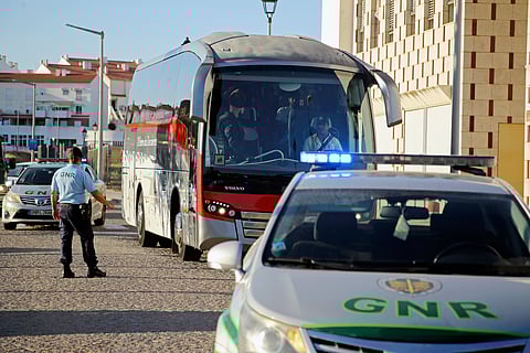 Migrantes estão numa instalação improvisada, porque não há vagas nos centros com este fim.