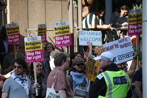 Manifestação no dia 8 de agosto de apoio aos refugiados junto a um hotel em Londres que alberga imigrantes e requerentes de asilo. Hotéis têm sido alvo de protestos contra a imigração ilegal.