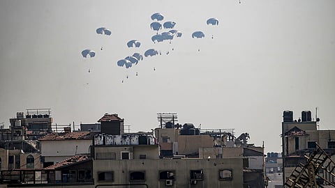 Ajuda humanitária lançada no norte da Faixa de Gaza.
