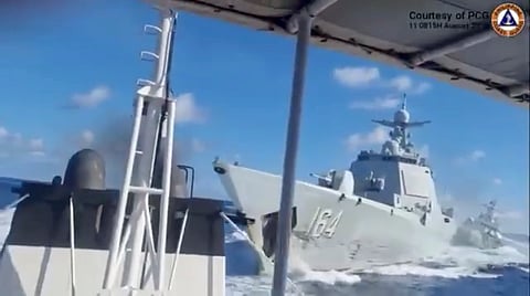 Uma imagem do vídeo divulgado pela Guarda Costeira das Filipinas que mostra danos após colisão entre dois navios chineses, na segunda-feira.