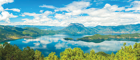 O Lago Lugu no outono.