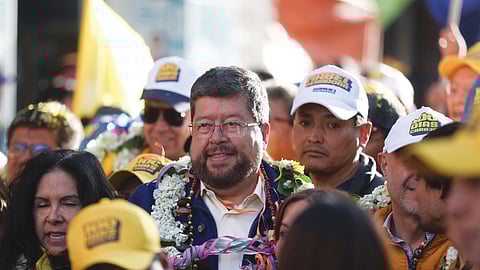 Samuel Doria Medina entre os apoiantes no fecho da campanha. É o favorito, segundo sondagens.