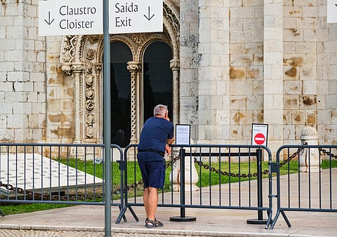 Portas fechadas hoje surpreendem turistas.
