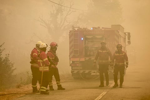 Bombeiros trabalham dia e noite para apagar os incêndios.