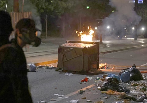 A polícia dispersou os manifestantes com veículos blindados e gás lacrimogéneo