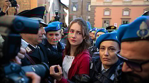 Amanda Knox (Grace Van Patten) na vertigem mediática.