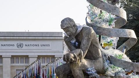 Com a sede da ONU em fundo, uma obra do artista Benjamin Von Wong, a partir do Pensador de Rodin, foi exibida durante as negociações do tratado sobre plásticos que decorreu em Genebra (e que redundaram num fracasso).