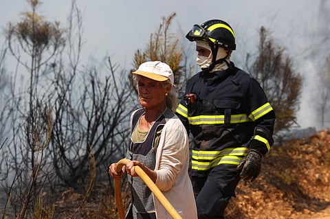 A população  de Pampilhosa da Serra combate o incêndio lado  a lado com os bombeiros, como pode.
