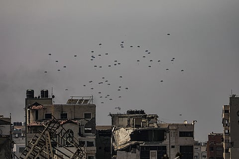 Mais ajuda humanitária cai dos céus a sul da cidade de Gaza, onde a qualquer momento são esperadas ordens de evacuação das IDF.