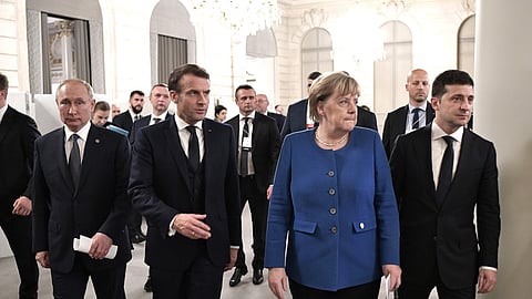 No único encontro entre Putin e Zelensky, decorrido em dezembro de 2019, no Palácio do Eliseu, sob os auspícios de Emmanuel Macron e Angela Merkel, o russo e o ucraniano chegaram apenas a acordo para a troca de prisioneiros.
