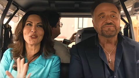 Sabrina Ferrili e Christian De Sica: viva a comédia italiana!