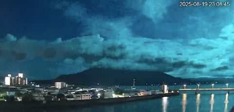 Enorme bola de fogo ilumina o céu do Japão