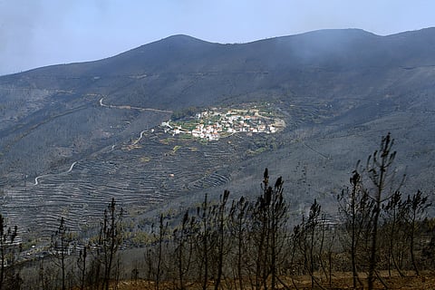 Imagem da aldeia de Gramaça, na Serra do Açor, com a àrea à volta devastada pelo fogo, há 20 anos. O incêndio que este ano começou ali perto, nas imediações de Piódão, no dia 13 de agosto, ainda não foi extinto no dia 20 de agosto, na data da publicação deste texto.