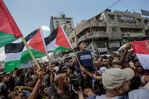 Palestinianos protestam na cidade de Gaza contra a guerra e os planos de Israel de assumir o controlo. 