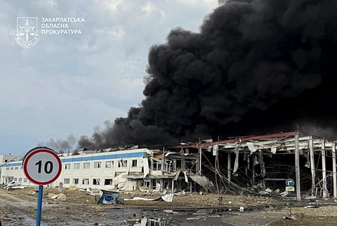 Ataque russo atingiu uma zona industrial em Makachevo, incluindo uma empresa dos EUA, no extremo ocidental da Ucrânia, até agora mais poupado à destruição.