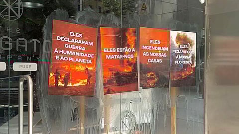Coletivo Climáximo coloca cartazes na Navigator a atribuir responsabilidade pelos incêndios