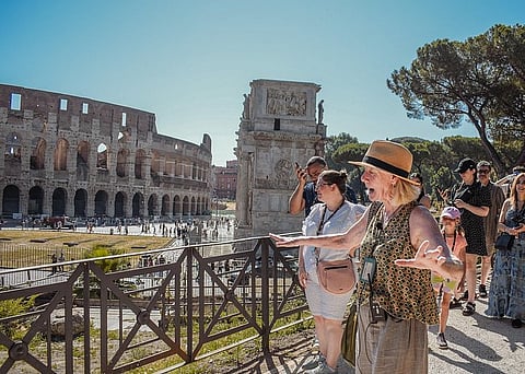 Guia turística morre devido ao calor extremo quando fazia visita ao Coliseu de Roma