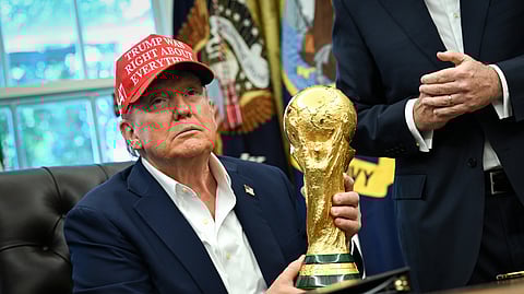 "É um belo pedaço de ouro". Trump segurou a taça de campeão do mundo e perguntou se podia ficar com ela