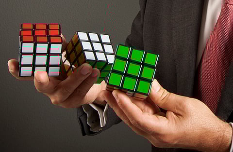 Provas de velocidade e só com uma mão. Os melhores com o cubo mágico entram em ação