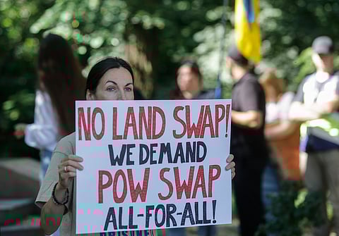 Manifestação em frente à embaixada dos EUA em Kiev contra a cedência de território e a exigir a troca de todos os prisioneiros. 