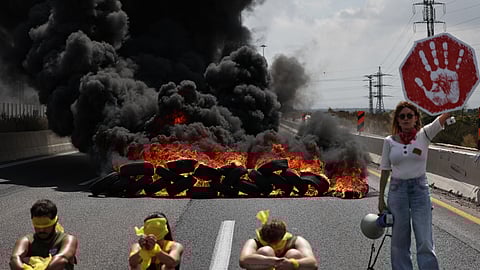 Manifestantes bloqueiam estradas em Israel para exigir acordo para Gaza e a libertação dos reféns