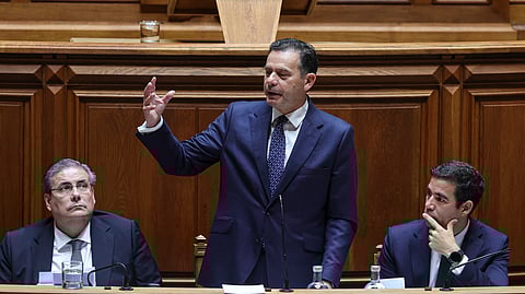 O primeiro-ministro, Luís Montenegro (ao centro), falará no Parlamento sobre os incêndios no país.