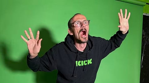 Influenciador francês de 46 anos morreu durante transmissão em direto