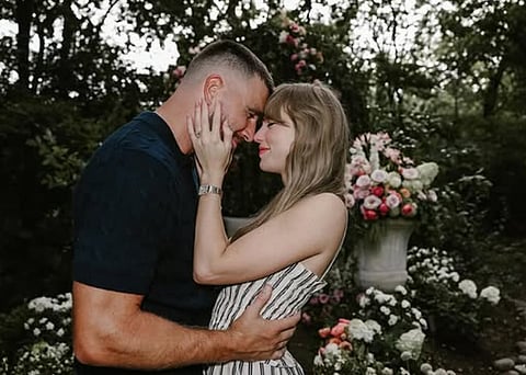 Taylor Swift e Travis Kelce anunciam noivado