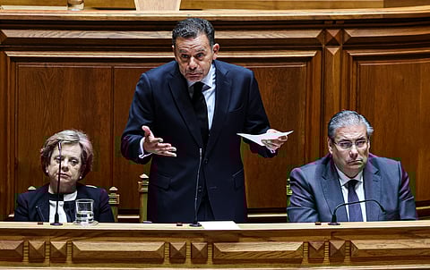 Luís Montenegro, num momento de resposta aos partidos, acompanhado pela ministra da Administração Interna, Maria Lúcia Amaral, e pelo ministro dos Assuntos Parlamentares, Carlos Abreu amorim.