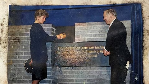 O momento em que a princesa Diana colocou a cápsula do tempo na parede do hospital.