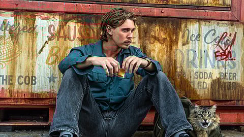 Serenamente, Bud (à direita na imagem) vai tomando conta de Austin Butler...