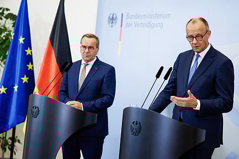 Ministro da Defesa alemão, Boris Pistorius (à esquerda), com o chanceler Friedrich Merz