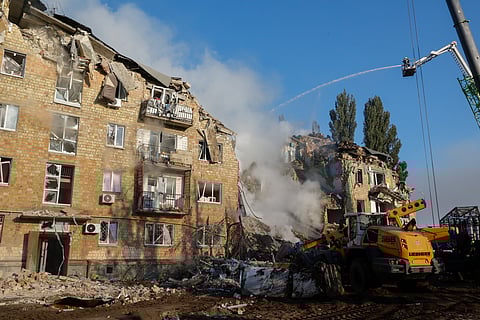 Edifício residencial de cinco pisos, em Kiev, foi obliterado por um míssil russo.