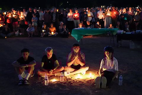 Vigília noturna em memória das vítimas do ataque realizado por colegas e amigos em Minneapolis.