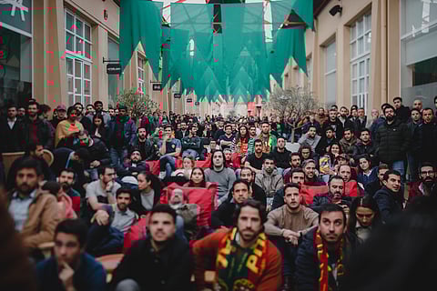 Os colaboradores das empresas instaladas na Lionesa juntam-se para assistir aos jogos de futebol.
