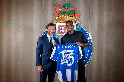 André Villas-Boas apresenta o médio Pablo Rosario