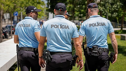 Três crianças encontradas em edifício devoluto conotado com consumo de droga