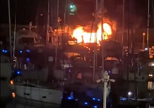 Embarcação afundou-se após incêndio na Marina de Cascais
