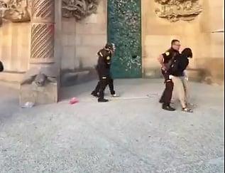 Ativistas climáticas lançam tinta contra basílica da Sagrada Família em Barcelona
