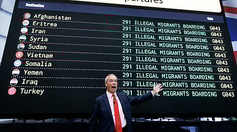 Um ecrã mostra fictícias "partidas de deportação" enquanto Nigel Farage apresenta os seus planos.