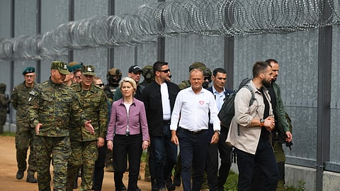 Von der Leyen e Donald Tusk na fronteira entre Polónia e Bielorrússia.