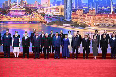 Xi ao lado de Putin na foto de família da cimeira de Tianjin.