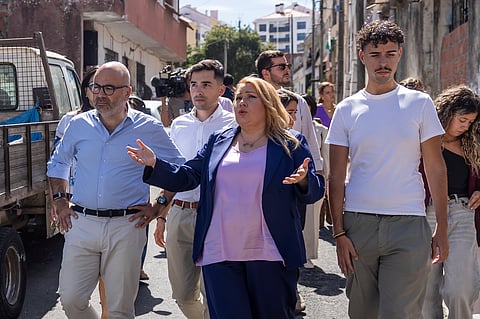 Miguel Pinto Luz acompanhou Suzana Garcia à entrada da Cova da Moura e numa rua da Estrada Militar.