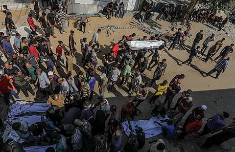 Enlutados transportam corpos de palestinianos no hospital Al Shifa, na cidade de Gaza.