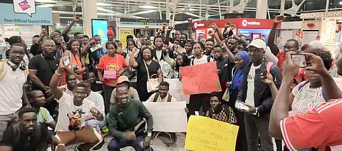 Estudantes guineenses que estavam no aeroporto autorizados a entrar em Portugal. Apenas um se mantém retido