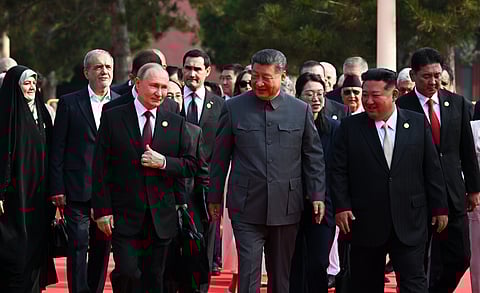 Xi Jinping, presidente da China, ladeado pelos líderes da Rússia, Vladimir Putin, e da Coreia do Norte, Kim Jong-un